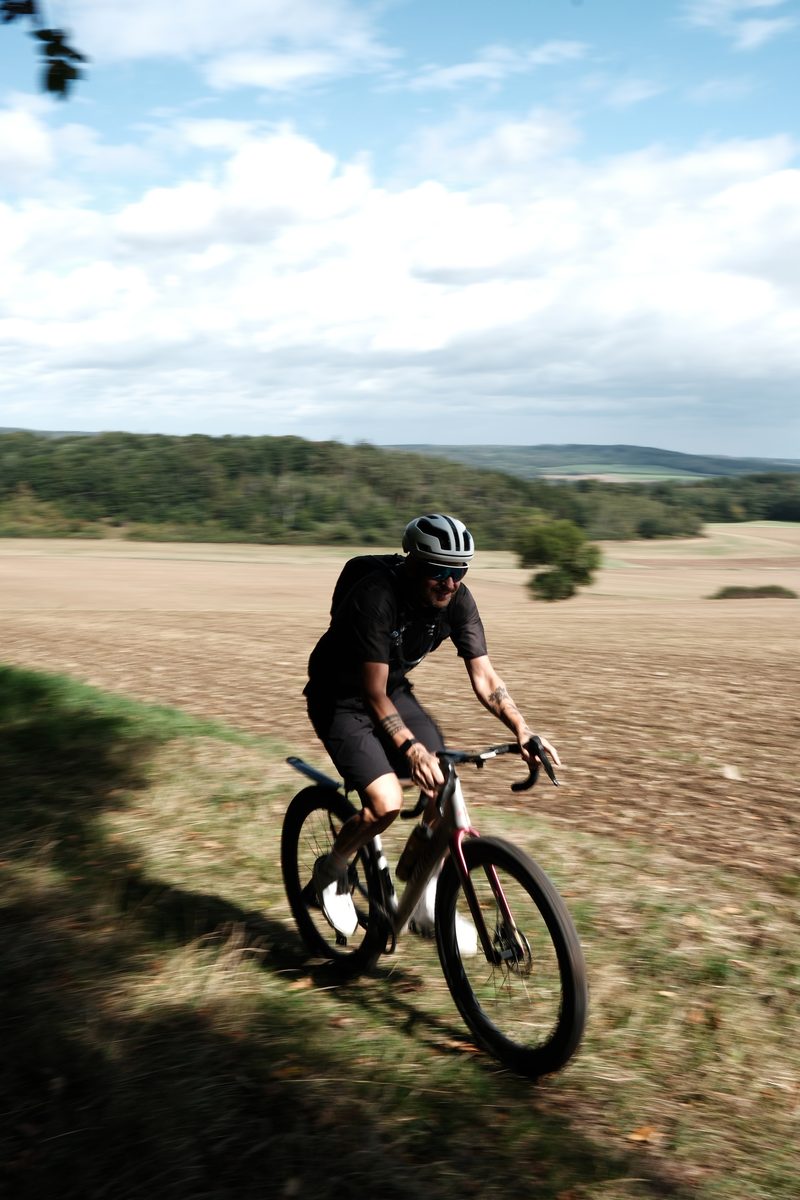 Mike Thomas auf einer Gravel-Ausfahrt im Feld